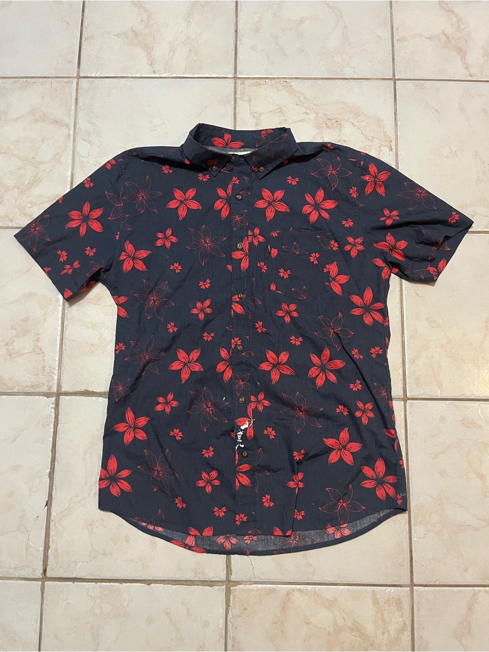 Levi’s Men’s Medium Hawaiian Floral Button Up Shirt Red Navy Camp Casual